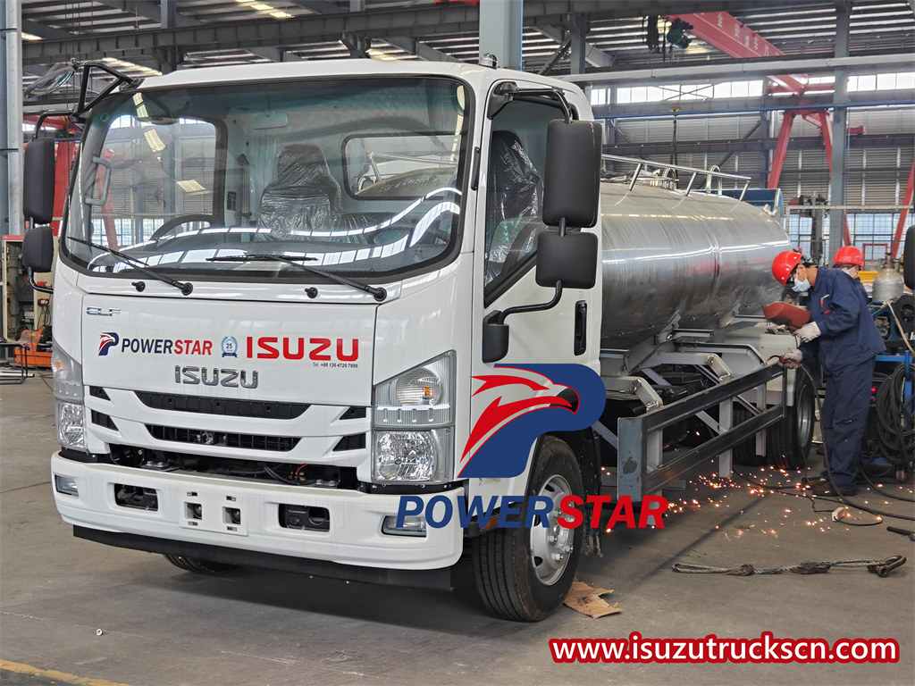 Isuzu 6000L water sprinkler truck