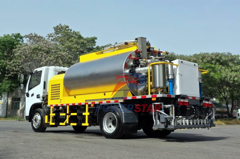 Road Building Machine Asphalt Road Distributor Sprayer Truck 