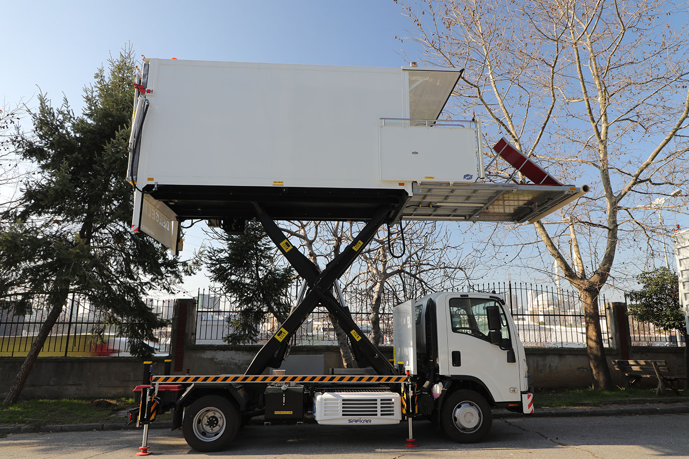 ISUZU brand Airport Hi-Lift Catering Food Truck pictures