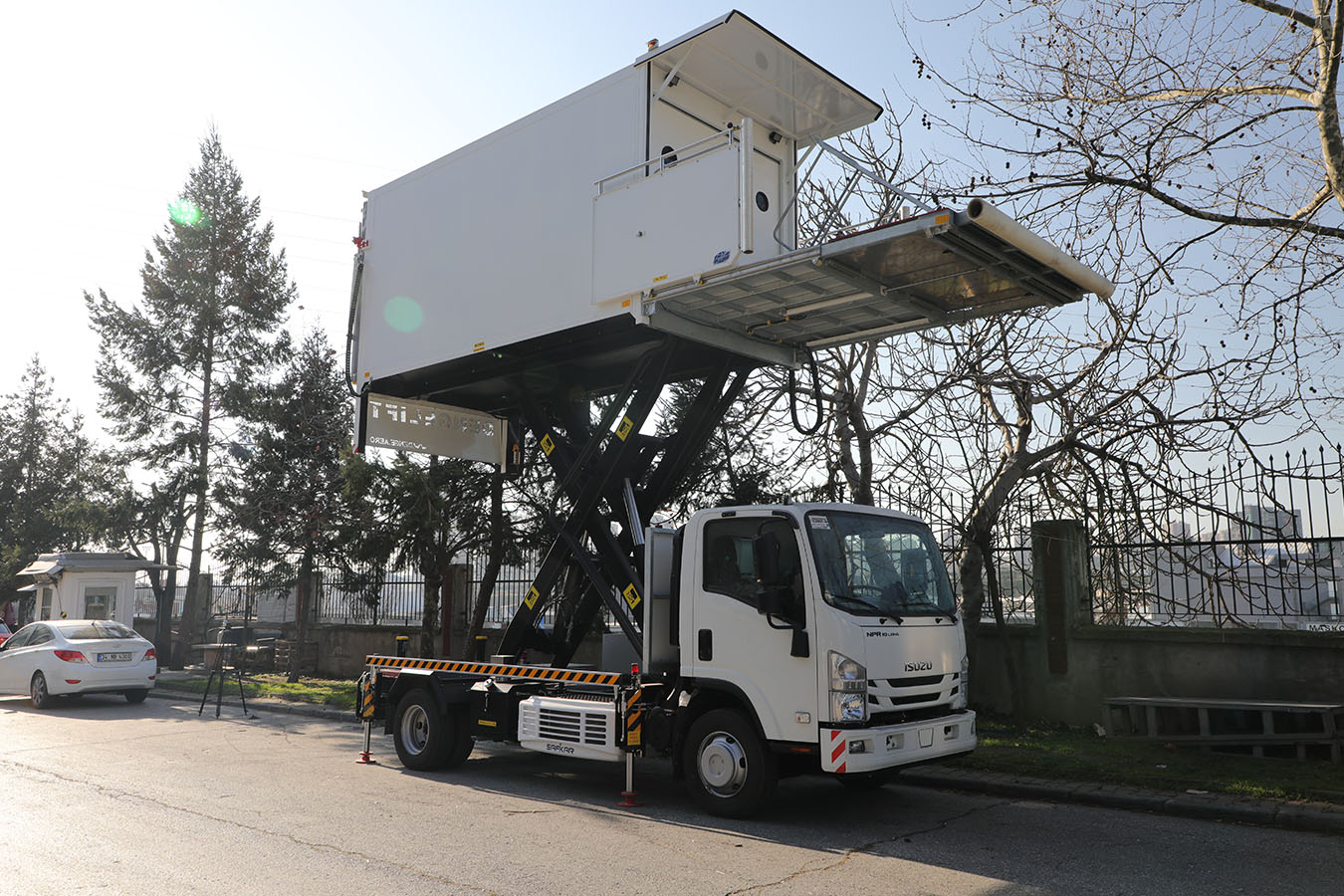 ISUZU brand Airport Hi-Lift Catering Food Truck pictures