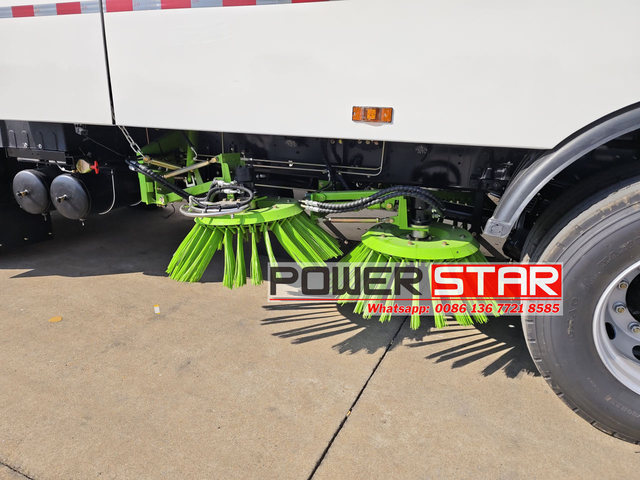 Isuzu giga brush street sweeper truck