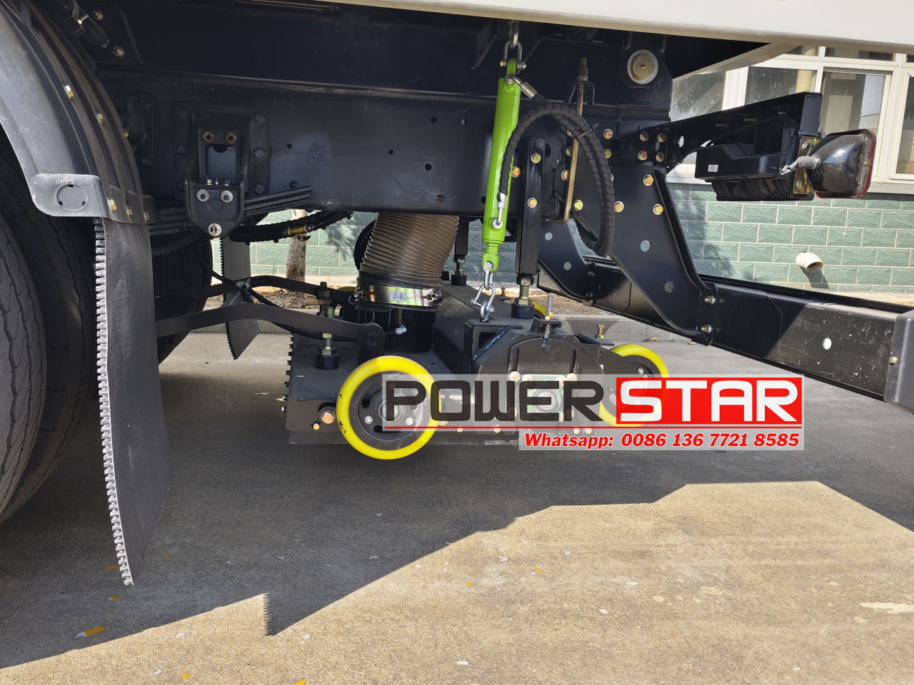 Isuzu giga brush street sweeper truck