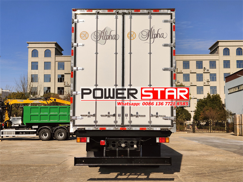 Isuzu GIGA heavy-duty refrigerator truck