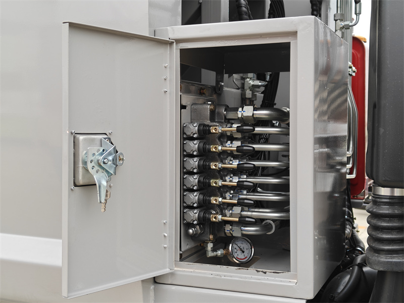 Manual hydraulic joystick at drive side