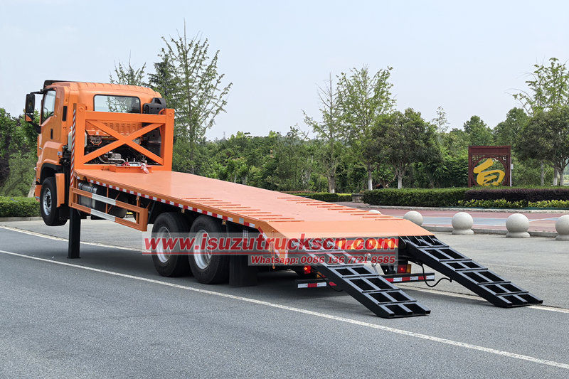 Isuzu Giga 10 wheeler hauling flatbed truck