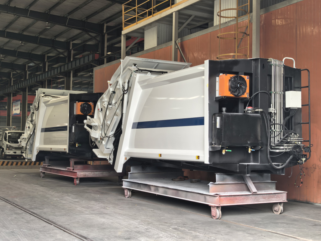 4tons Rear Loader Refuse Truck body USD15,300