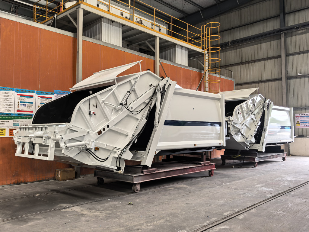 4tons Rear Loader Refuse Truck body USD15,300