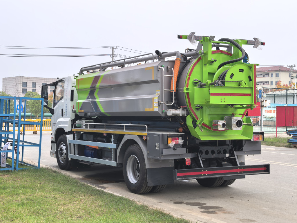 GVW 18tons Cesspit Emptier with Jet Cleaner Giga Isuzu USD49600