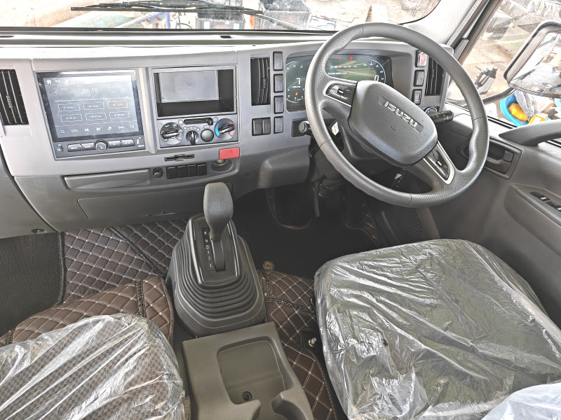 4x4 Automatic transmission truck cab/chassis Isuzu