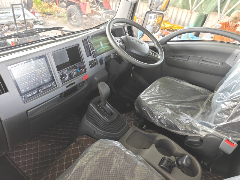 4x4 Automatic transmission truck cab/chassis Isuzu