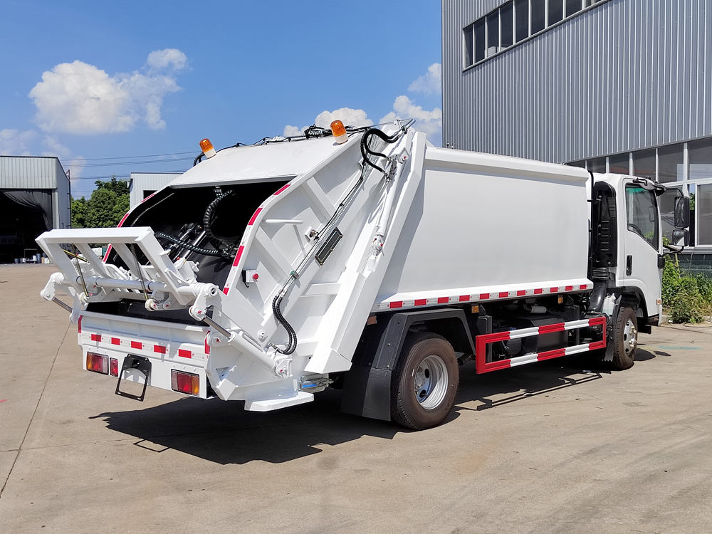 What is the compression ratio for Isuzu trash compactor truck?